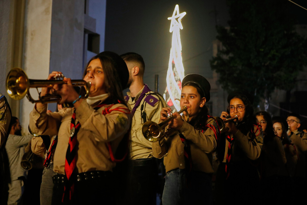 Скаутский оркестр выступает на церемонии зажжения рождественской елки у греко-православной церкви Мар Элиас в районе Двейла в Дамаске, Сирия, 24 декабря 2025 года ©Omar Sanadiki/AP  📷