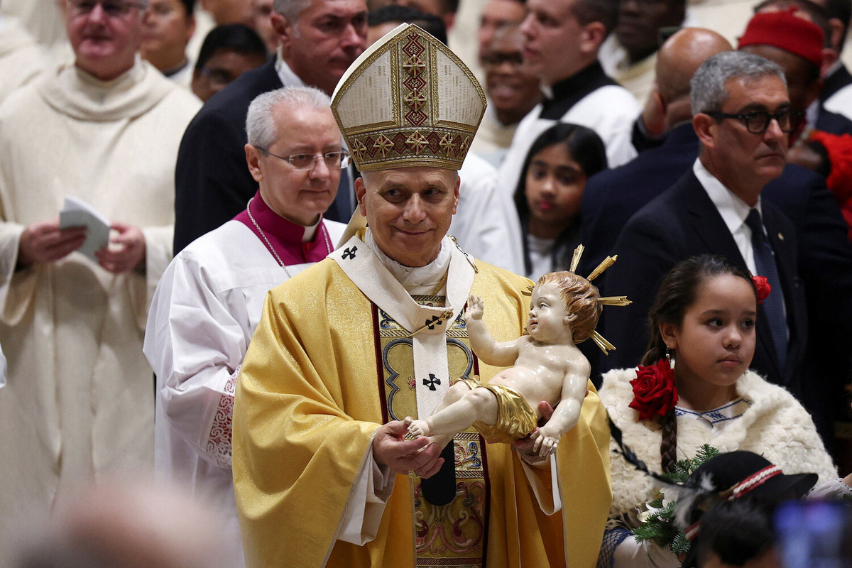 Папа Лев XIV держит фигурку младенца Иисуса во время рождественской мессы в соборе Святого Петра, Ватикан, 24 декабря 2025 года ©Guglielmo Mangiapane/Reuters  📷