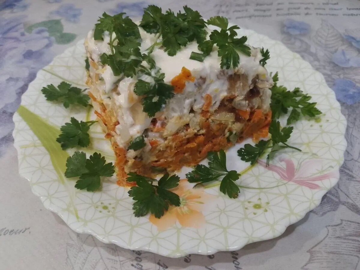 Салат из рыбы, моркови и лука