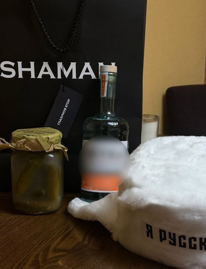 Остальным журналистам вон как, а Ксюша, как всегда, летит фанерой над Парижем.  Из интернета 