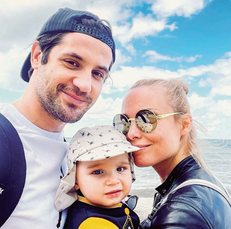 Марк Богатырев и Татьяна Арнгольц с сыном из открытого источника яндекс фото