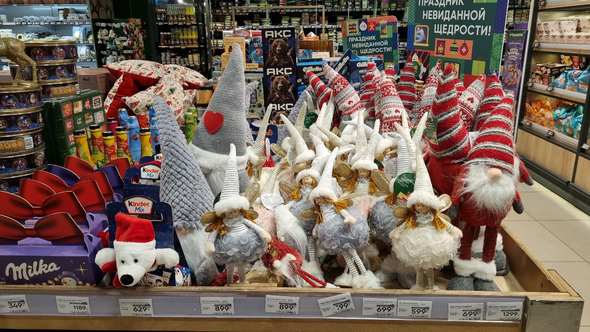 В ближайшем супермаркете новогодняя атрибутика с конца ноября точно...а может и раньше. В итоге вся эта красота такой стала привычной, что уже без восторга.