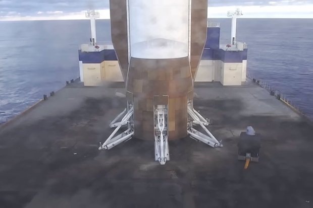    Мягкая посадка первой ступени ракеты New Glenn. Кадр: Blue Origin / YouTube