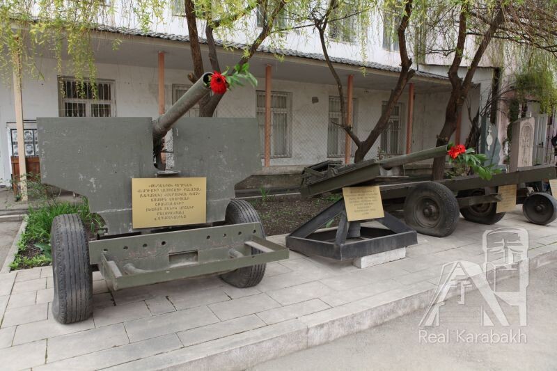 Использовавшиеся в освободительной войне самодельные пушки, стволы которых наполнены цветами и говорят «нет» войне.