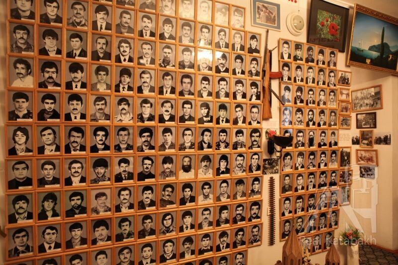 В освободительной войне Арцаха погибли около 3000 борцов за свободу.  Музей не испытывает  недостатка в посетителях, которые приходят засвидетельствовать им свое почтение.