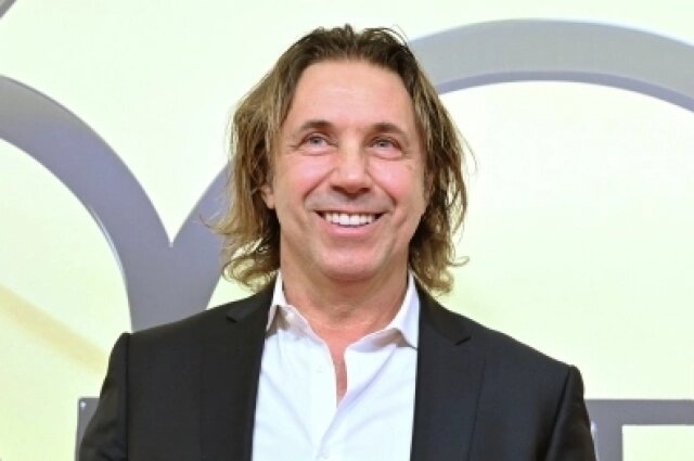    Футболист Александр Мостовой во время фотосессии на XXX церемонии вручения национальной музыкальной премии «Золотой Граммофон» в Москве. Фото: РИА Новости/ Екатерина Чеснокова