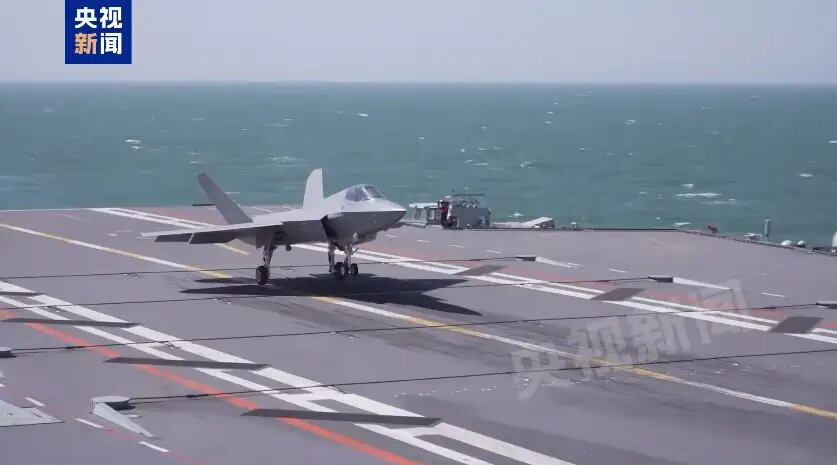    Посадка J-35 на авианосец «Фуцзянь». © Телекомпания CCTV