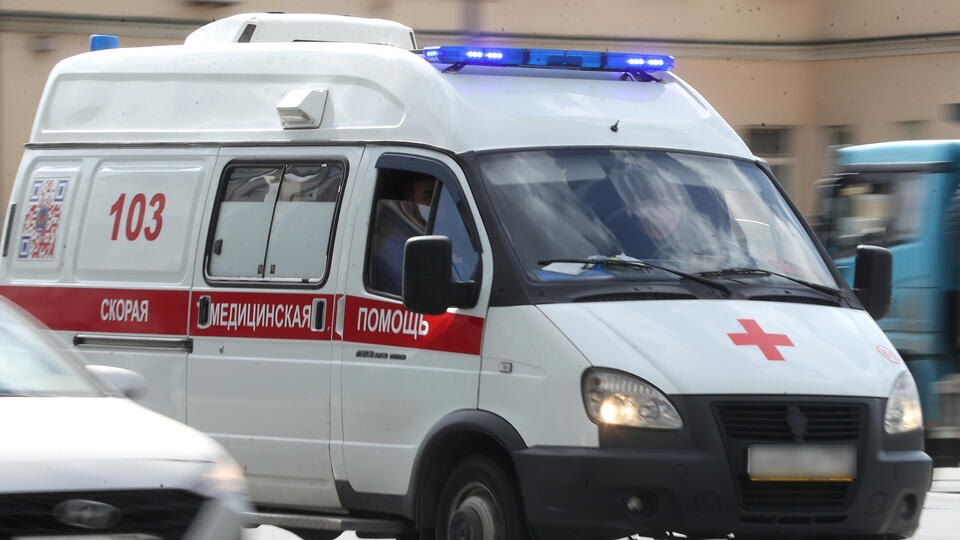     Вывеска магазина разбила голову девушке в Петербурге ИЗВЕСТИЯ/Андрей Эрштрем