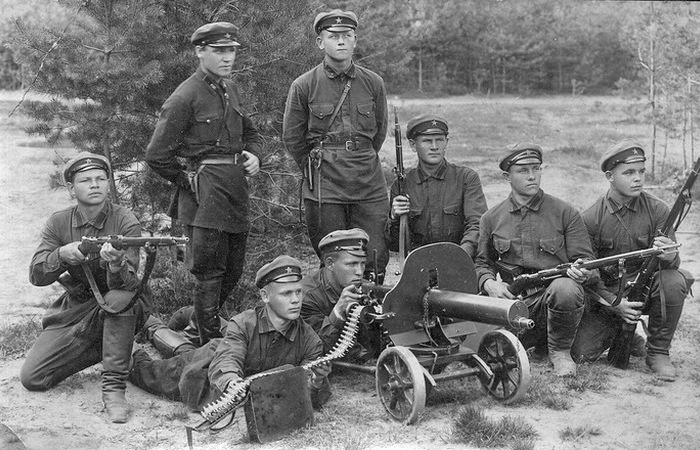 На самом деле шёл курс смягчения исторической политики.