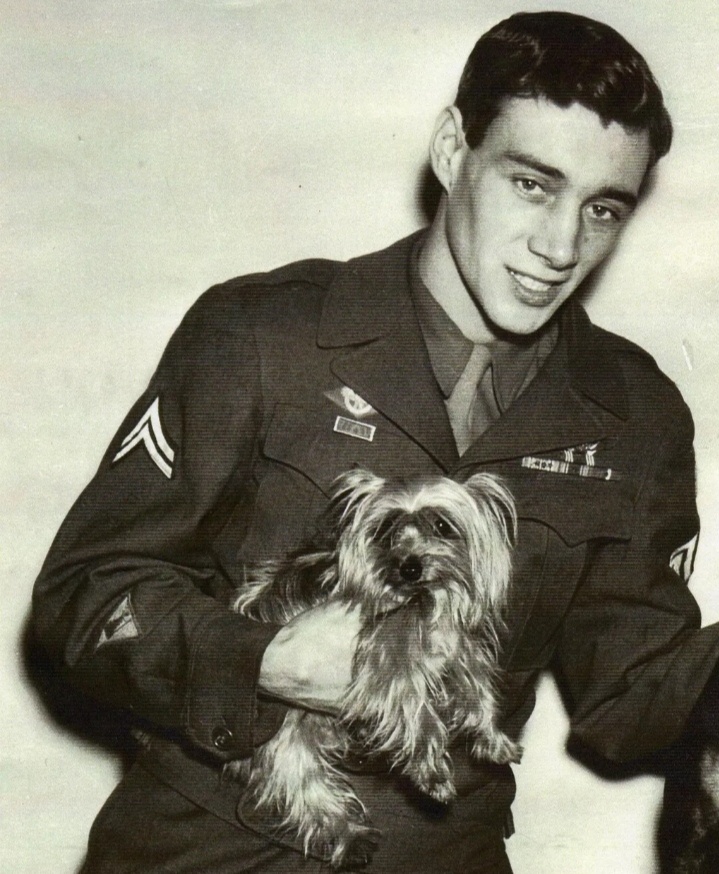 Уильям Уинн (постоянный спутник и опекун на протяжении всей необычной военной и послевоенной жизни легендарного йорка) и Смоки.