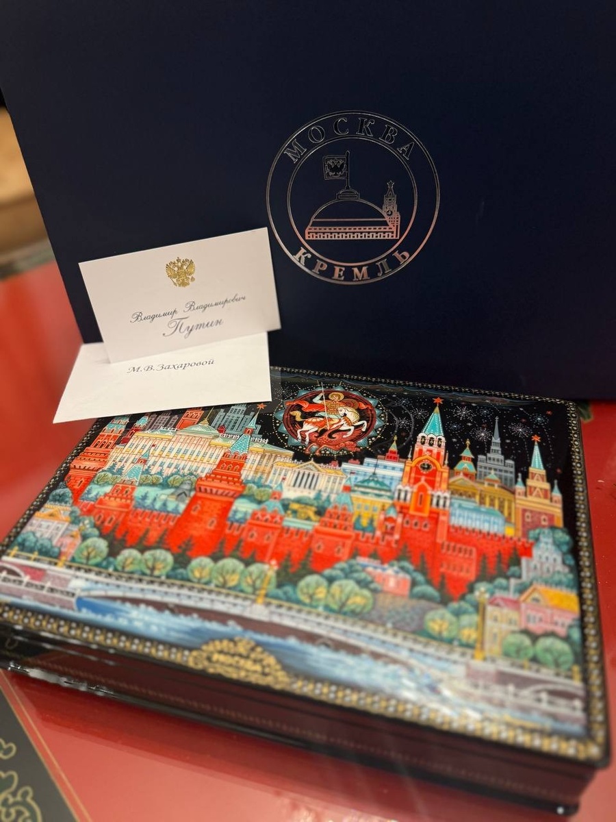    Захарова показала подарок от Путина Фото: Telegram‑канал Марии Захаровой