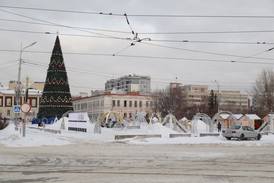    Елка на площади Свободы в Барнауле. Источник: Олег Укладов