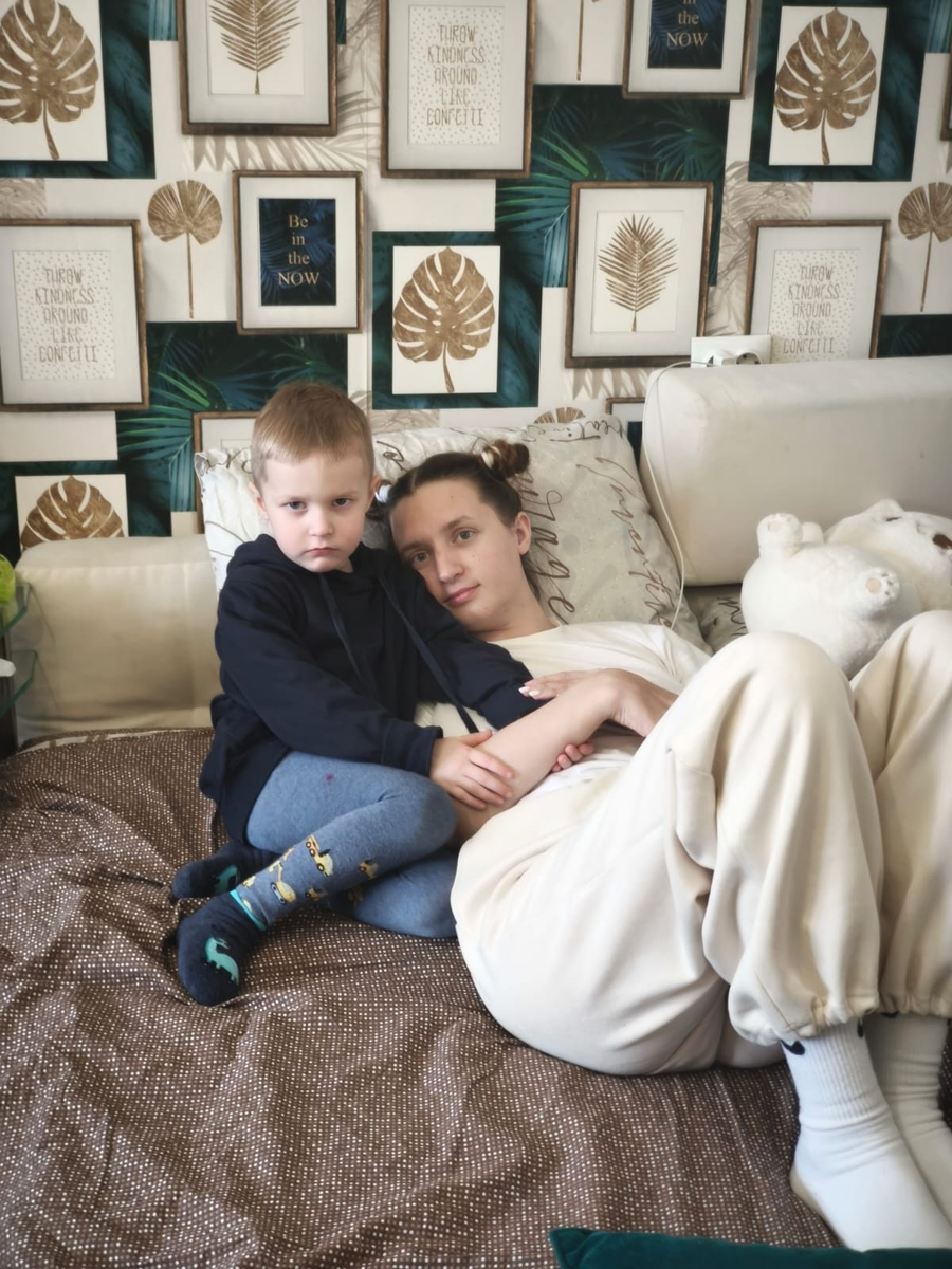 Мама с сыном после долгой разлуки. 