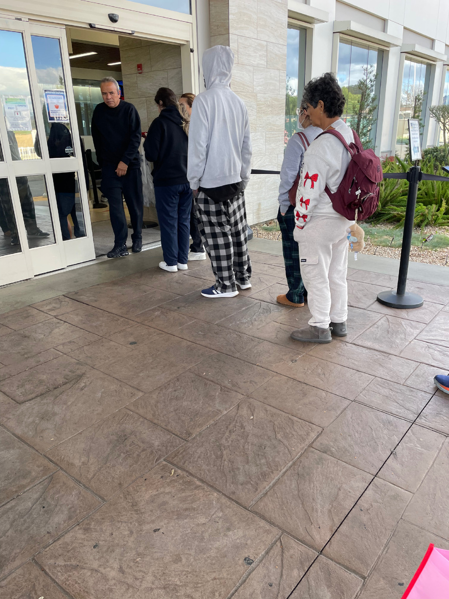 Встала в очередь. Кому-то тоже не повезло болеть в праздничный день 25-го декабря 🎄