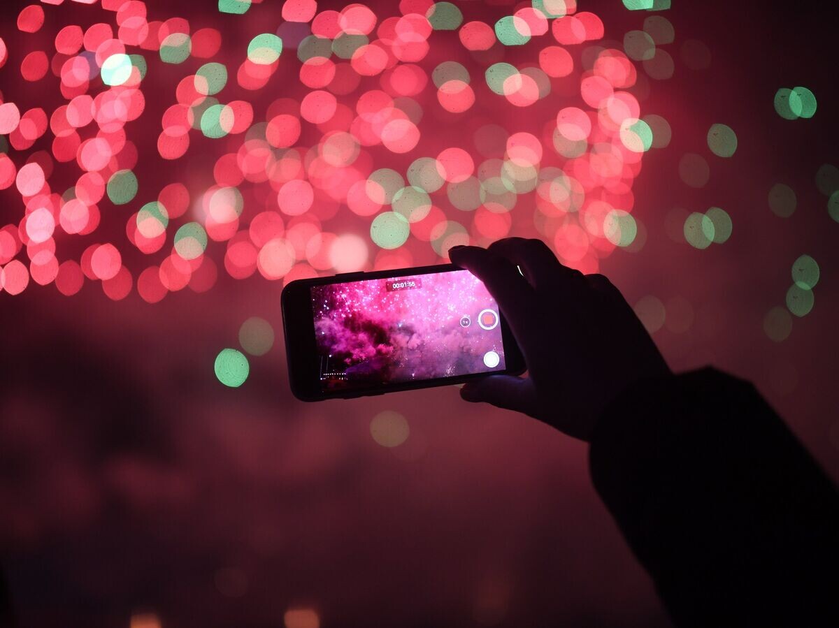    Девушка снимает на смартфон © РИА Новости . Илья Питалев