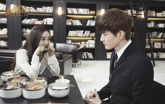 Дорама "Босс и я", как босс влюбляется в стажерку, которая выглядит не ка милая девушка, а как дорогая любовница члена партии. Типичный Китай