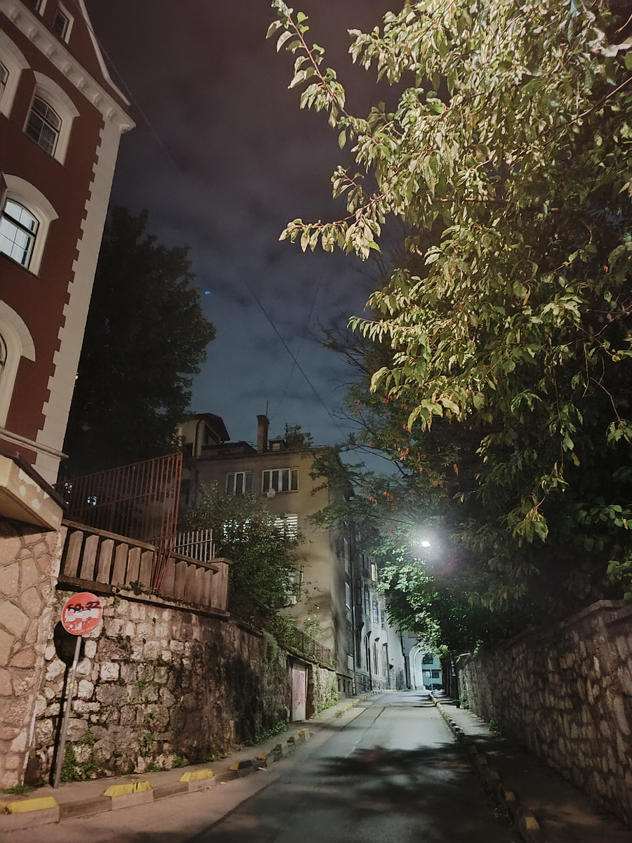 Сараево - город достаточно безопасный, но улицы ночью пустуют. Почему? Сейчас объясню. 