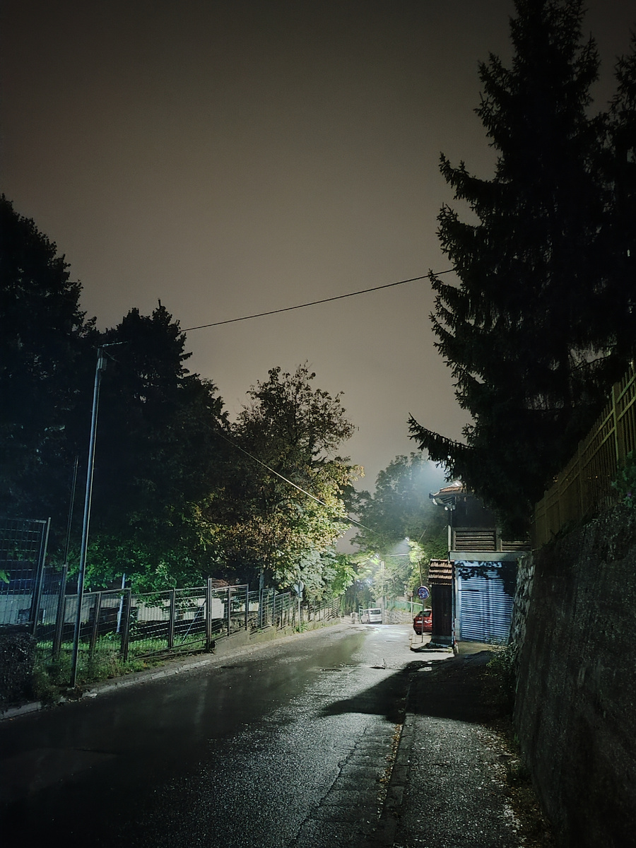 Парк у студенческого квартала. С этой стороны он выглядит безлюдным, но на другом его конце, ближе к общежитиям, теплится человеческая активность. 