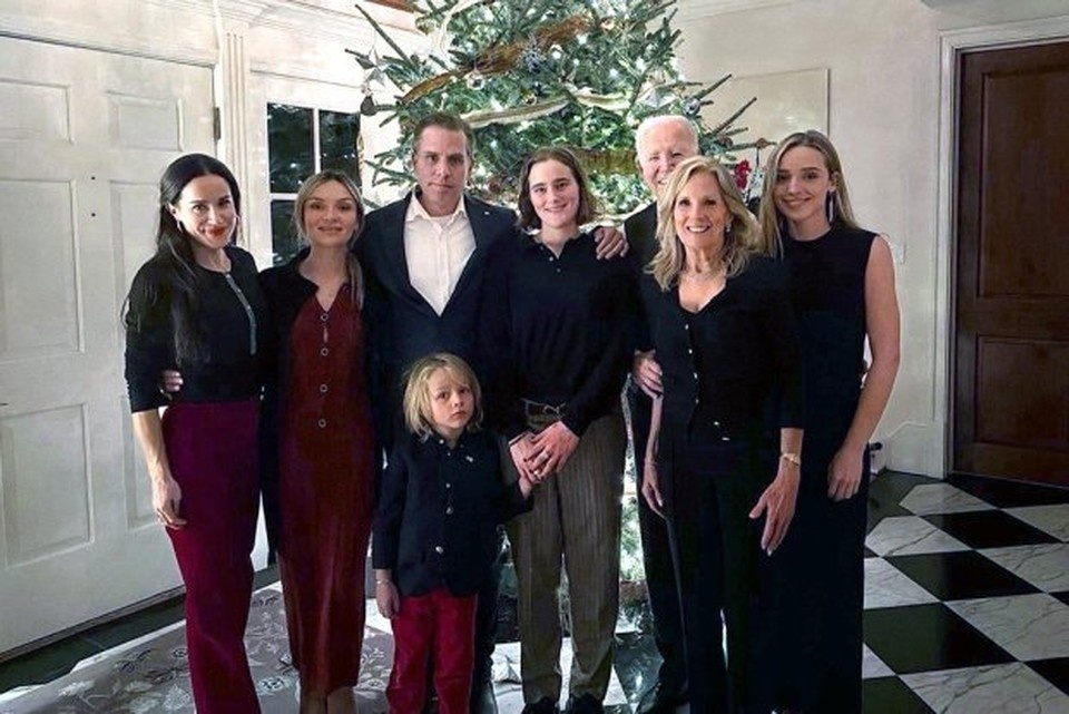    Байден спрятался на рождественском семейном фото, снимок был опубликован в Сети Фото: социальные сети Джо Байдена