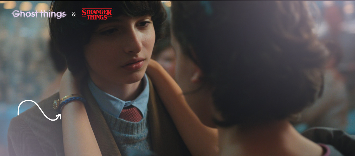 Зимний бал. Майк и Оди. Первый раз видим резинку дочки Хоппера на руке Оди👩🏻‍❤️‍👨🏻.