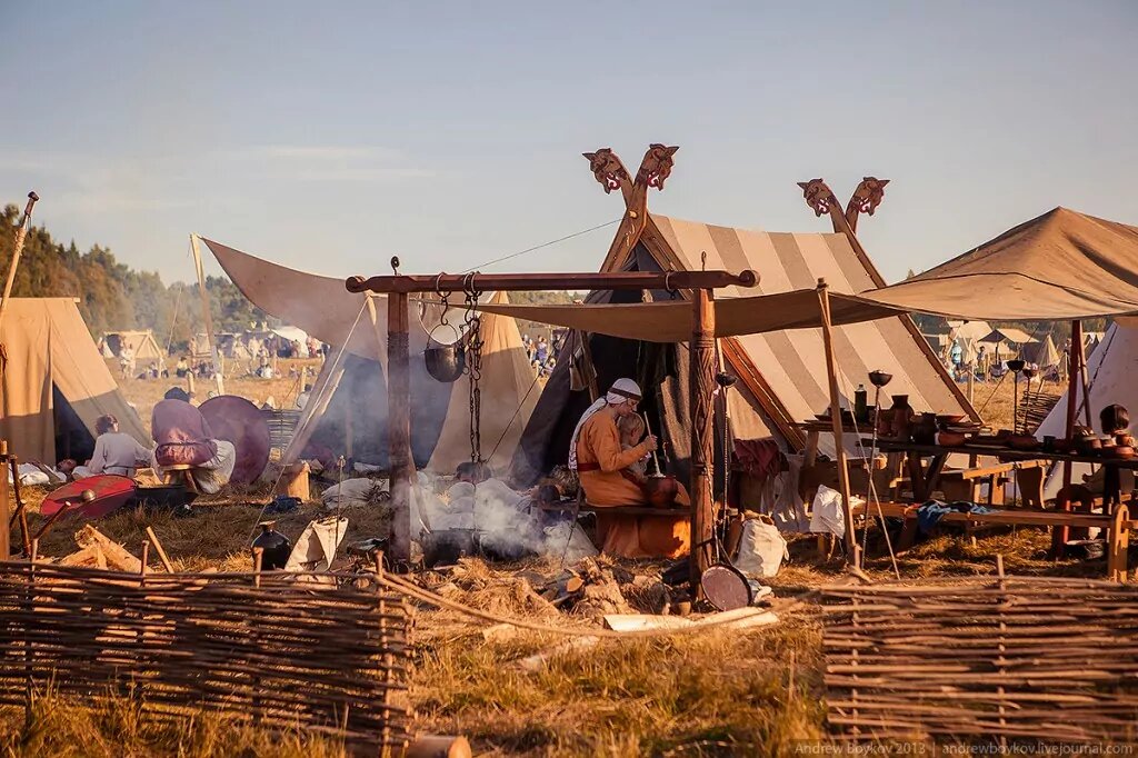 В древнерусском военном лагере, современная реконструкция.
