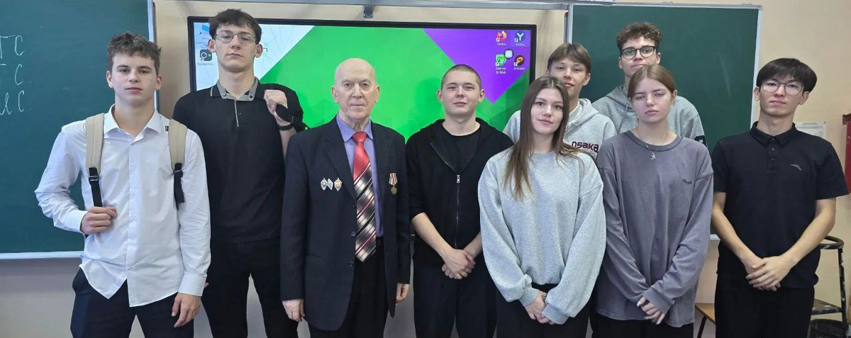 Сергей Антонович Часников со старшеклассниками корсаковской средней школы № 1.