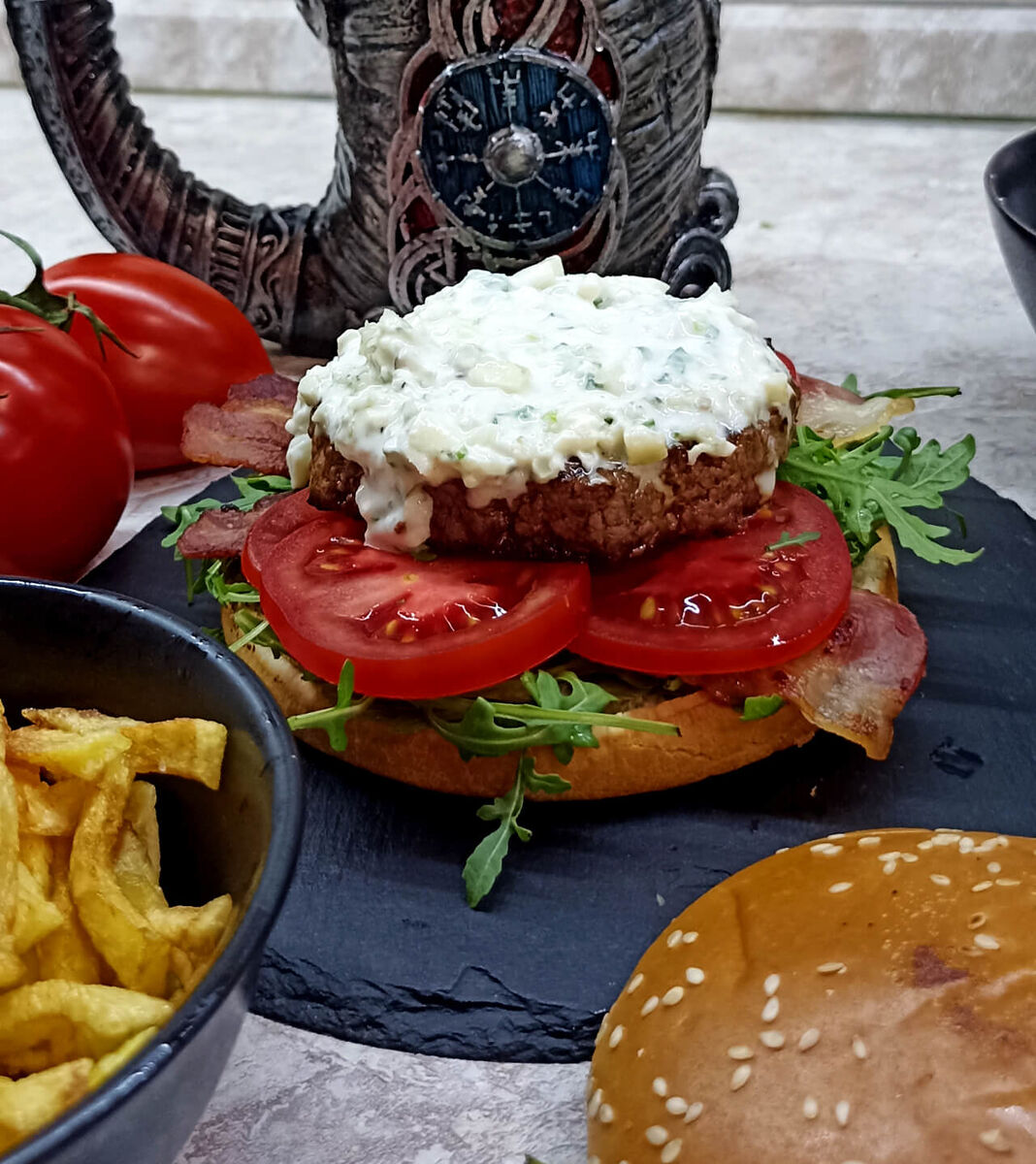 Бургер с голубым сыром