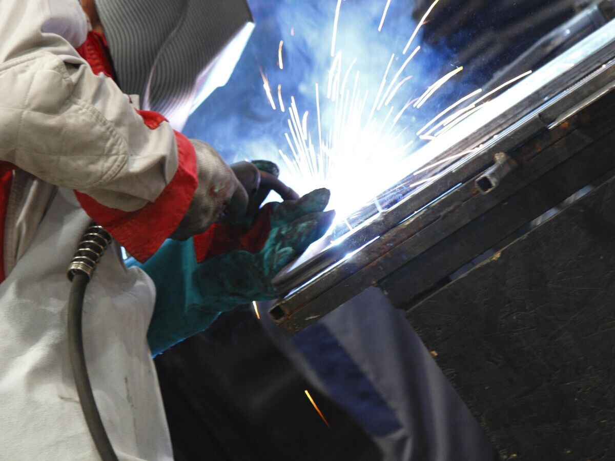    Сварщик во время работы | © iStock.com / Lizalica