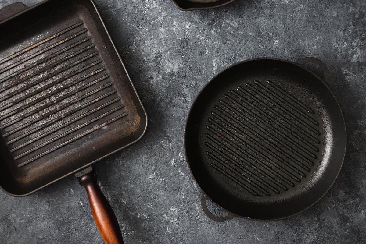    Чугунные сковородки можно легко оттереть шаром из фольги 123RF/legion-media.ru