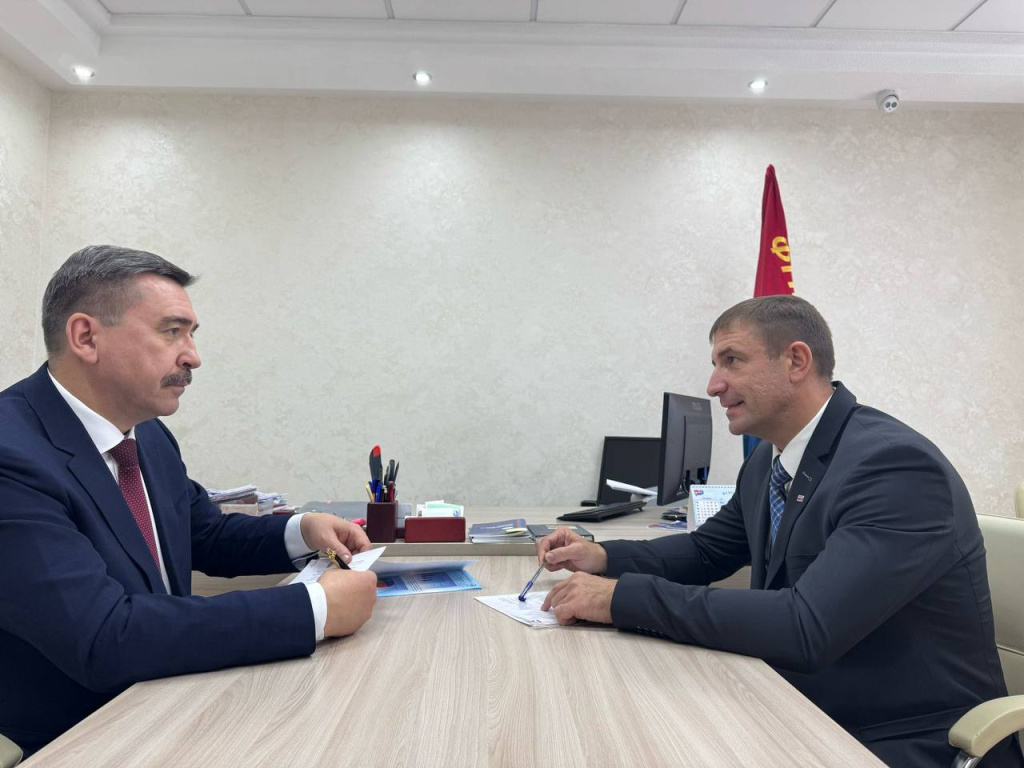  

Важнейшей задачей остается борьба с ослаблением государственного надзора в сфере труда, совершенствование профсоюзного контроля, переход к риск-ориентированной модели, а также ужесточение ответственности для работодателей за сокрытие несчастных случаев на производстве. Необходимо обеспечить защиту трудовых прав так называемых «платформенных» работников – в этой части ФНПр уже подготовила поправки в федеральное законодательство.

– В уходящем году наша страна отметила 80-летие победы в Великой Отечественной войне. Какие мероприятия приурочили Профсоюзы Приморья к этой знаменательной дате?

– Начну свой ответ с того, что 2025 год был объявлен президентом Годом защитника Отечества. Поэтому мы не ограничивались какими-то мероприятиями, приуроченными непосредственно к 9 мая: темы Победы, единства народа, связи поколений красной нитью прошли через все крупные события, организованные Профсоюзами Приморья. А поскольку Исполком ФНПР объявил 2025 год Годом трудовой доблести «Всё для Победы!», то мы ставили перед собой задачу напомнить всем не только о боевых, но и о трудовых подвигах наших предков. И это было сделано.