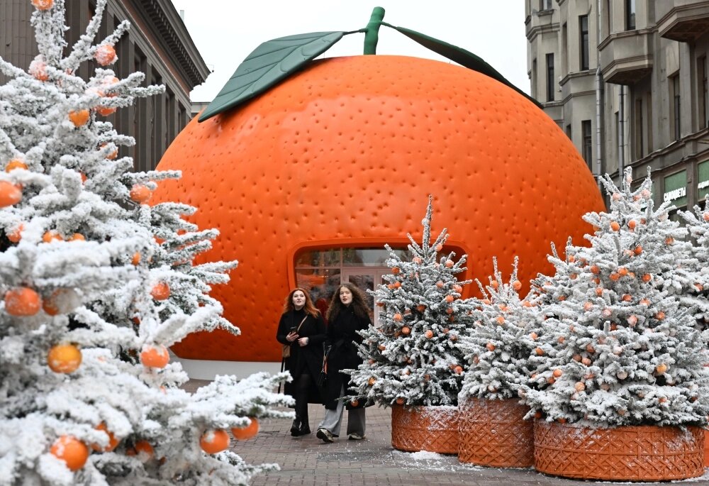    Мандарин в самом центре Москвы, на Арбате, как один из символов Нового года. Фото: РИА Новости/ Максим Блинов
