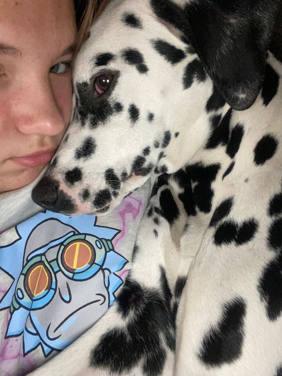 Она обожает быть в центре событий и с огромным интересом сопровождает "родителей" во всех их делах.