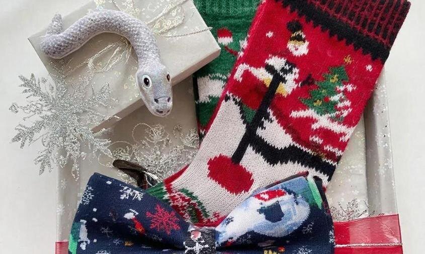 Живая змея, носки и галстуки: благовещенцы вспомнили самые неудачные подарки, которые они получали