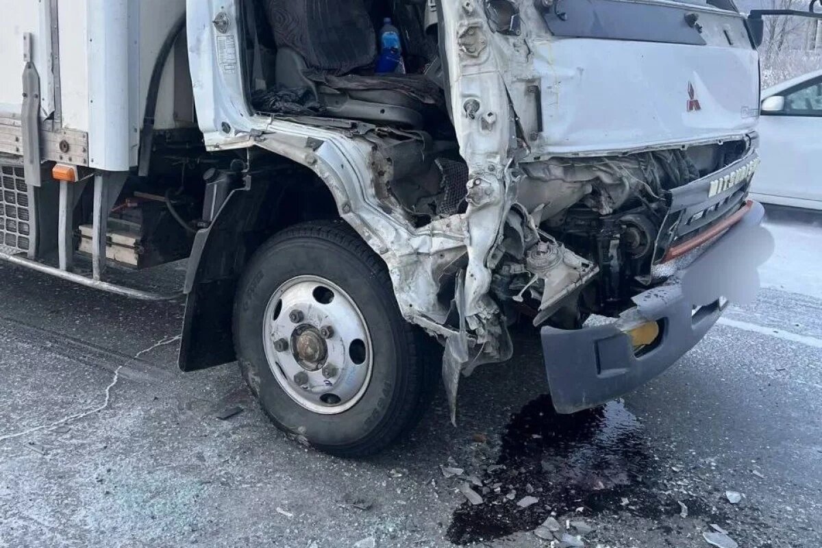    Грузовик жёстко врезался в школьный автобус в Хабаровском крае