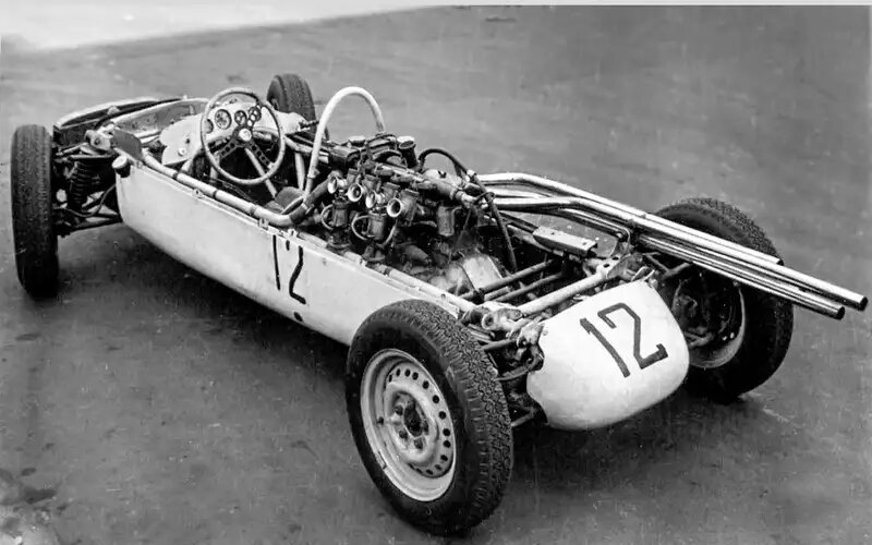    Заднемоторный Москвич-Г4 с двигателем Москвич‑408.