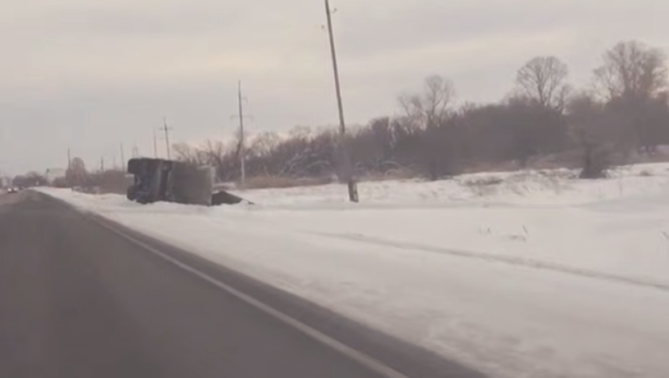    Перевернувшийся прицеп в Рубцовске. Источник: "Блогерша Рубцовск"
