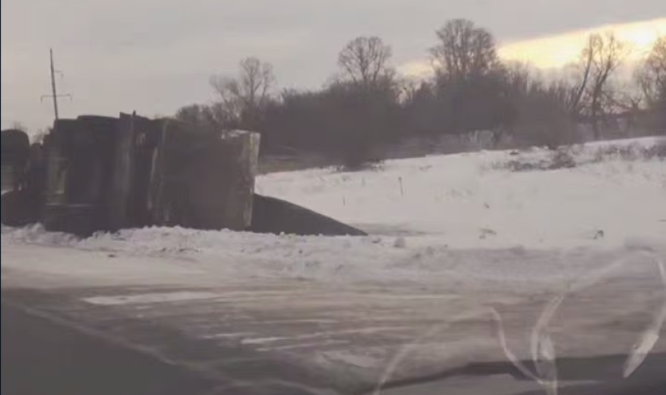    Перевернувшийся прицеп в Рубцовске. Источник: "Блогерша Рубцовск"