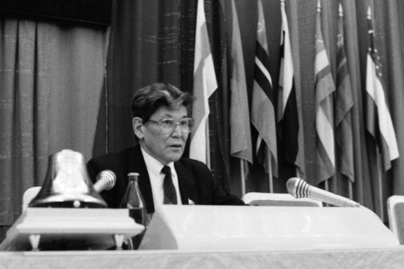 Председатель Совета Ануарбек Алимжанов во время выступления на заседании, на котором была принята декларация о прекращении существования СССР