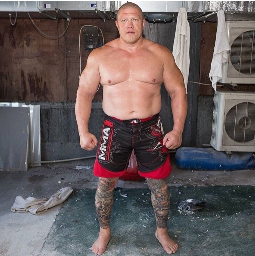 В своей базе Новосёлов - боец ММА, который выступал и среди профи. 