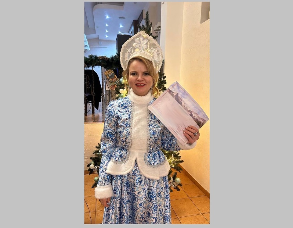    Ведущая и организатор праздников Виолетта Иванова в образе Снегурочки. Фото: Из личного архива В. Ивановой