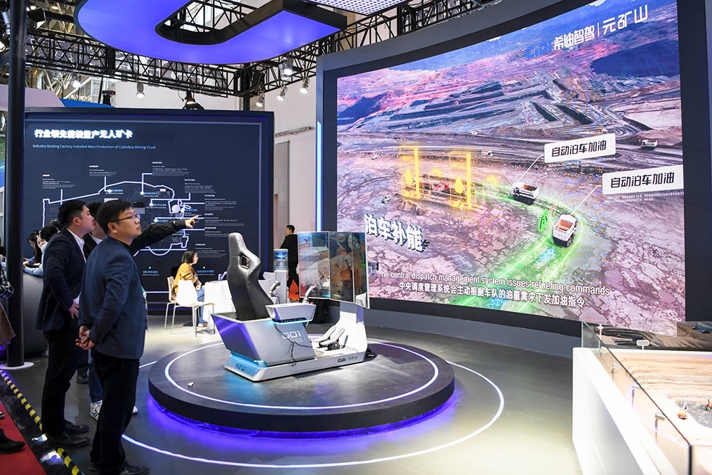    Посетители второй Китайской международной выставки цепочек поставок знакомятся с системой Meta Mine от компании CiDi, поставщика технологий и продуктов для беспилотного управления. Пекин. / Чжан Хаофу / Синьхуа