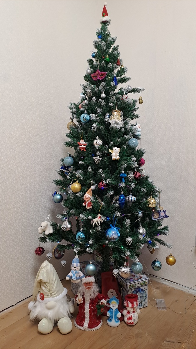 Вот и гном под нашей елочкой 😁 в сравнении с остальными,  самый крупный (коробки остальные- это с прошлых годов подарки были и в них живут потом елочные игрушки и украшения 😉как нарядим, ставим их под ёлку, чтобы заполнить пространство,  а затем под елочку подарки настоящие добавляются)