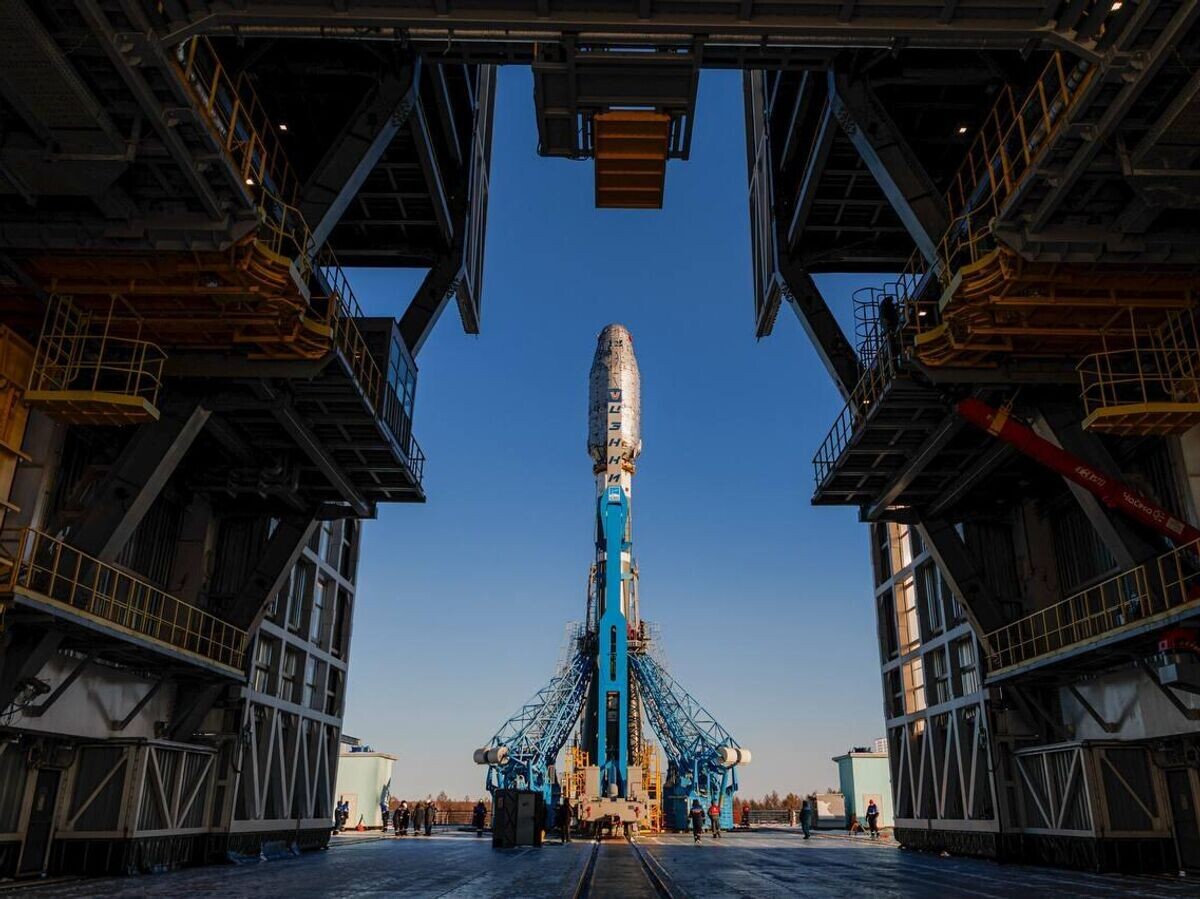    Ракета "Союз-2.1б" со спутниками "Аист-2Т" № 1 и № 2 во время вывоза на стартовый комплекс космодрома Восточный | © РИА Новости / Роскосмос