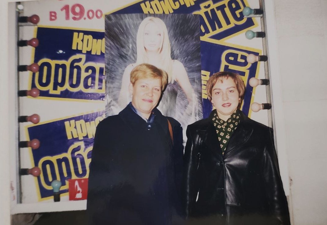 Я на фото слева в синем пальто, молодые все похожи друг на друга, не перепутайте