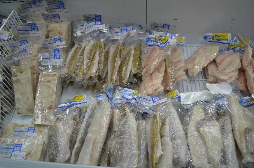 Холодильная витрина с рыбой в магазине (иллюстрация из открытых источников)