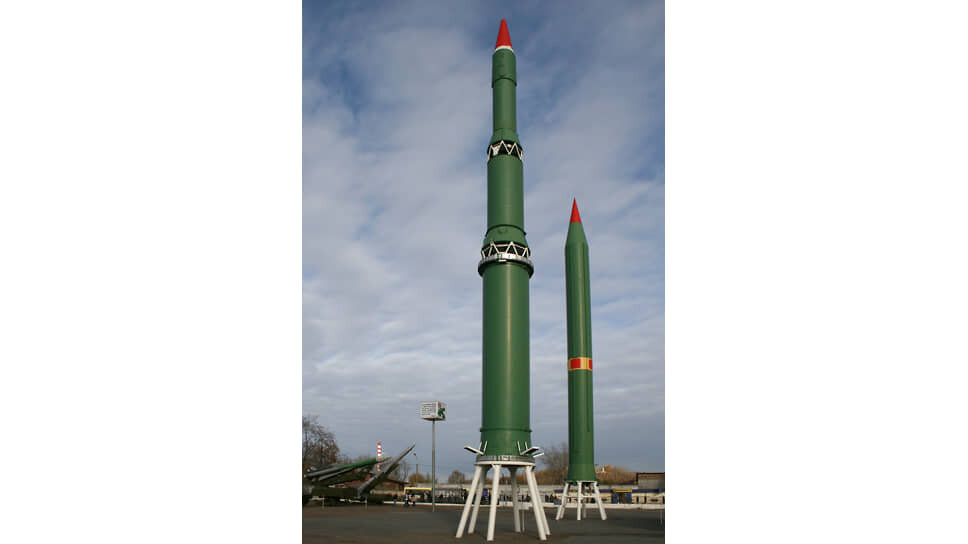 Впрочем, коллективу конструкторского бюро была поручена разработка совершенно других образцов вооружения — межконтинентальных баллистических ракет, способных поражать противника на других континентах. Так, коллектив СКБ №172 участвовал в создании первой топливной ракеты РТ-2 с дальностью пуска 10,5 тыс. км. В частности, пермяки участвовали в разработке ее первой и второй ступеней. На фото: макет ракеты РТ-2 (слева) .📷Фото: Максим Кимерлинг / Коммерсантъ