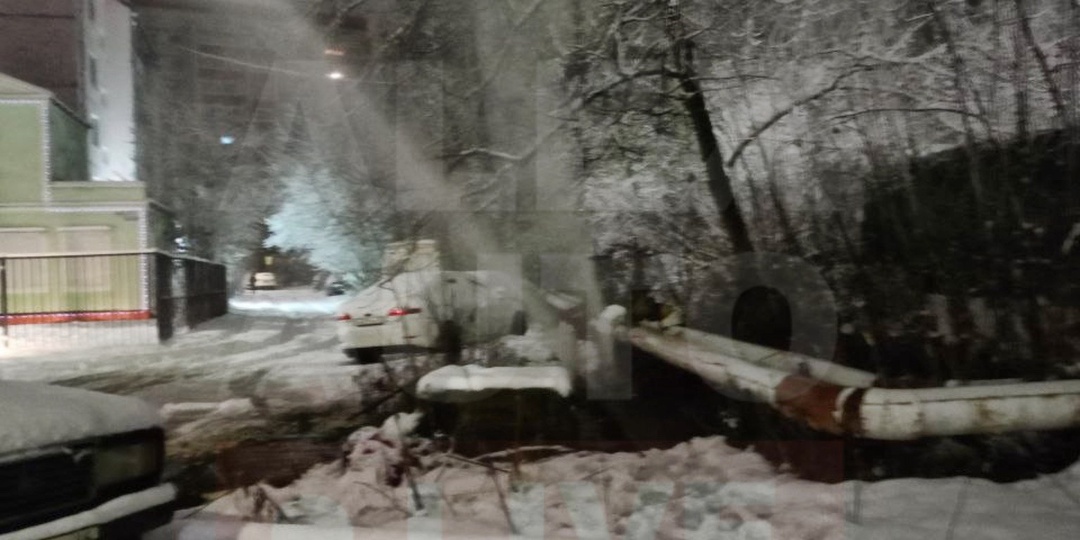 На Сосновском переулке около детского садика бьёт фонтан горячей воды