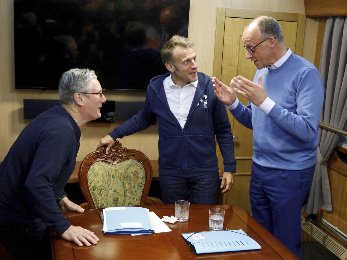    Премьер-министр Великобритании Кир Стармер, президент Франции Эммануэль Макрон и канцлер Германии Фридрих Мерц в поезде, направляющемся в Киев | © AP Photo / Ludovic Marin