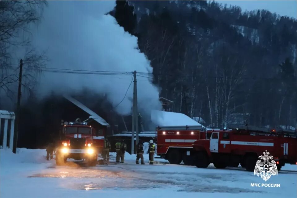    Пожар на турбазе "Юность" в Республике Алтай. Источник: ГУ МЧС России по Республике Алтай