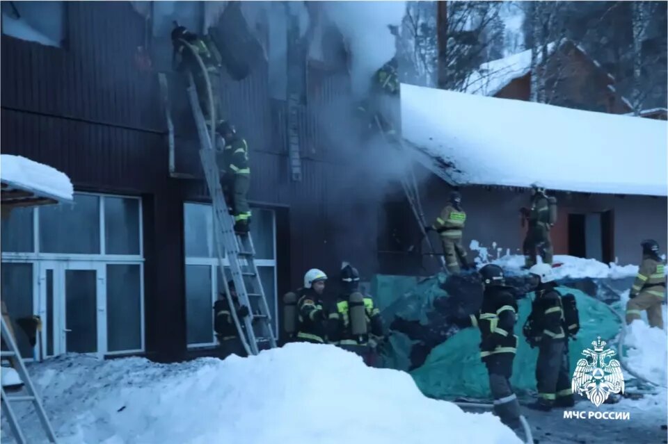    Пожар на турбазе "Юность" в Республике Алтай. Источник: ГУ МЧС России по Республике Алтай
